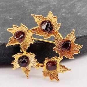 VINTAGE Gold tone metal maple leaf wreath brooch with brownish red resin nuggets
